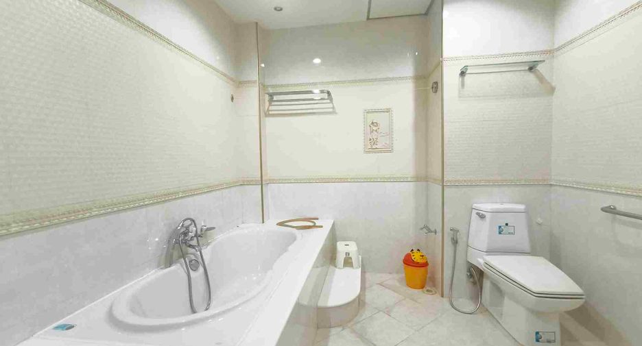 Gewerbefläche zum Kauf mit 3 Zimmer in Thon Buri, Bangkok