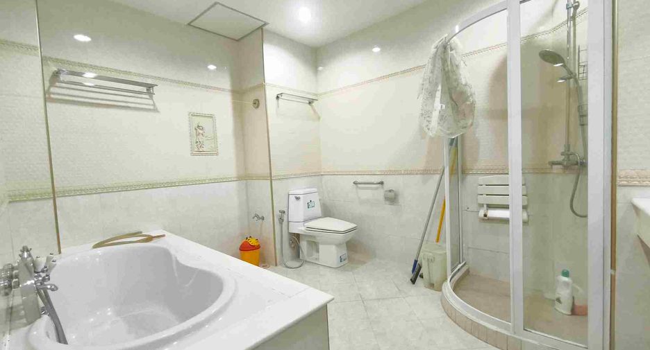 Gewerbefläche zum Kauf mit 3 Zimmer in Thon Buri, Bangkok