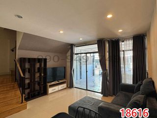 For rent 2 bedrooms townhouse in Saphan Sung, Bangkok