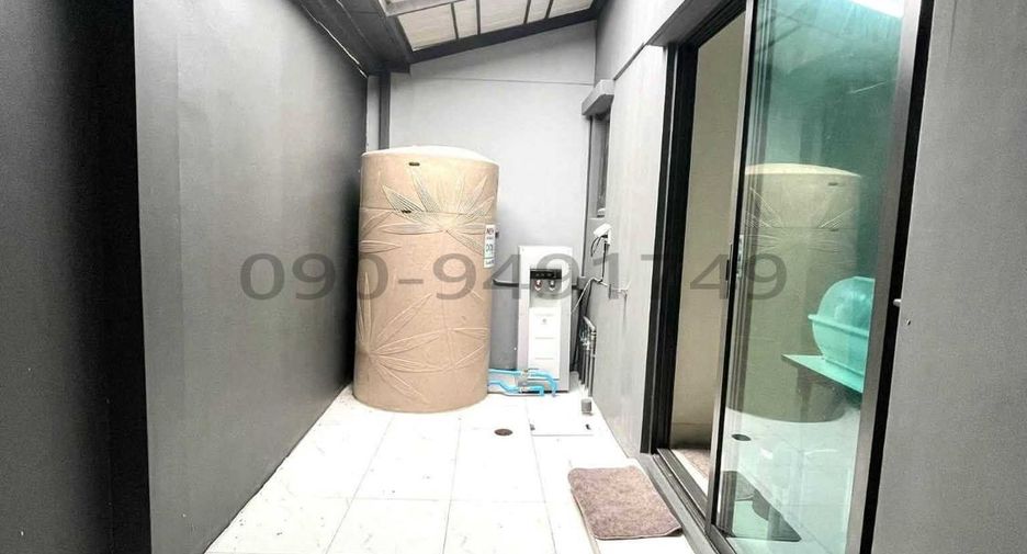 For rent 2 bedrooms townhouse in Saphan Sung, Bangkok