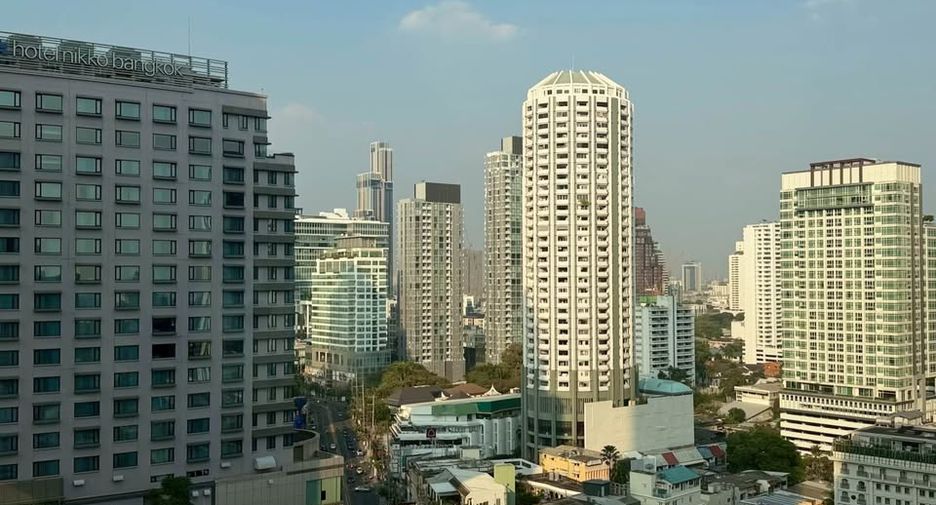 For sale 3 bedrooms condo in Khlong Toei, Bangkok