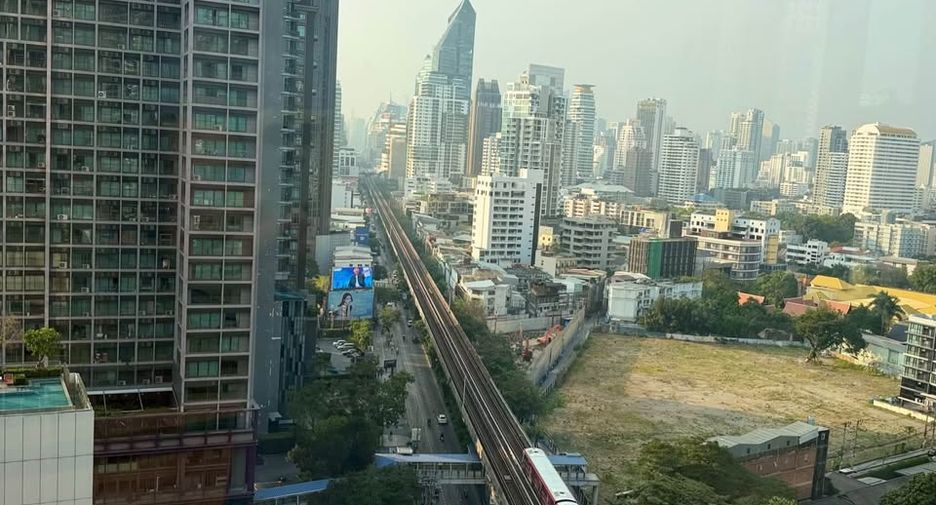 For sale 3 bedrooms condo in Khlong Toei, Bangkok