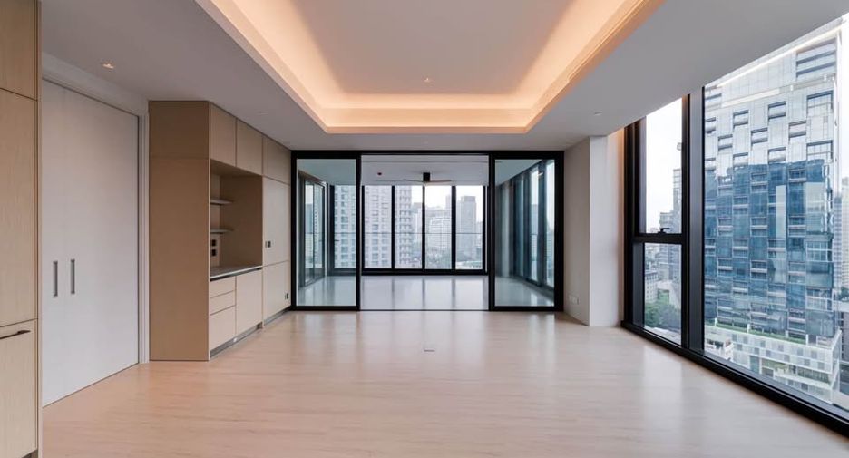 For sale 3 bedrooms condo in Khlong Toei, Bangkok