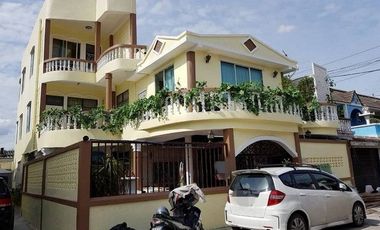 For rent 5 bedrooms townhouse in Huai Khwang, Bangkok