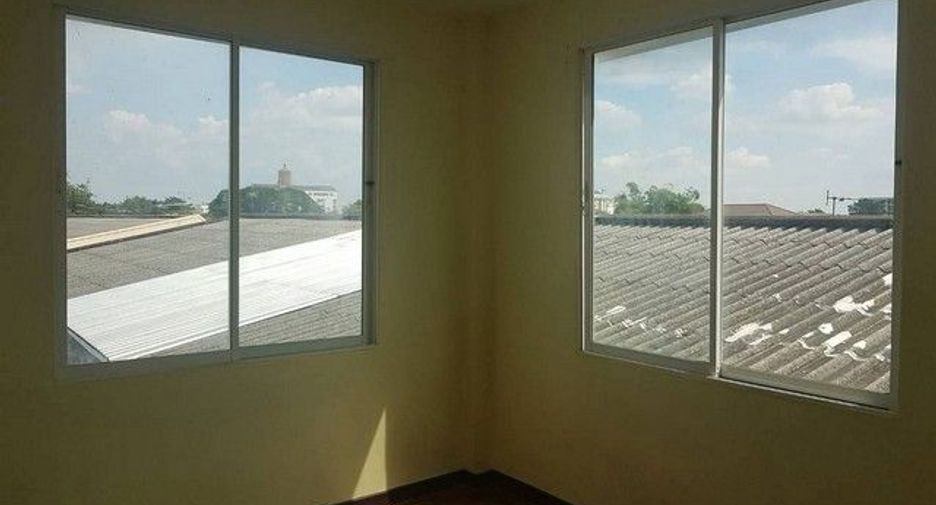 Casa adosada en alquiler de 5 habitaciones en Huai Khwang, Bangkok