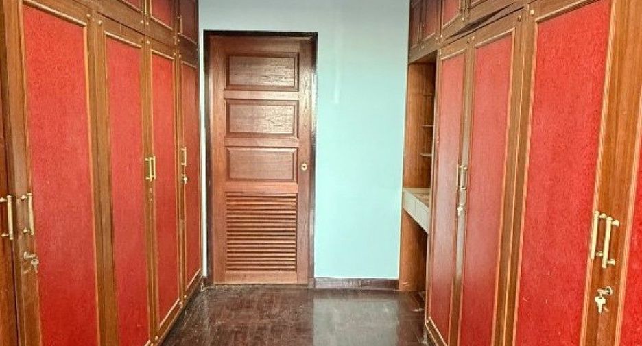 For sale 5 bedrooms retail Space in Sam Phran, Nakhon Pathom
