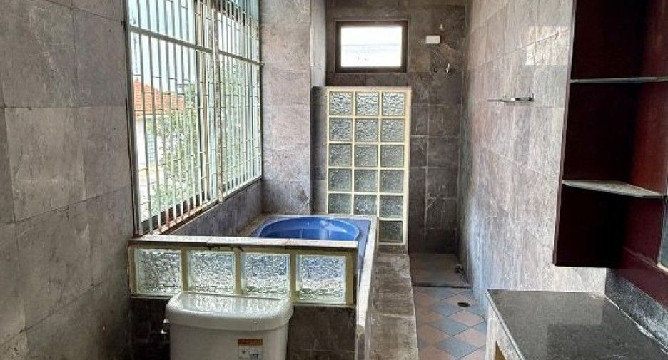 For sale 5 bedrooms retail Space in Sam Phran, Nakhon Pathom
