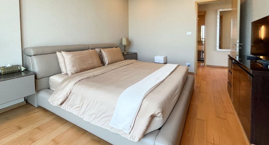 For sale 3 bedrooms condo in Khlong Toei, Bangkok