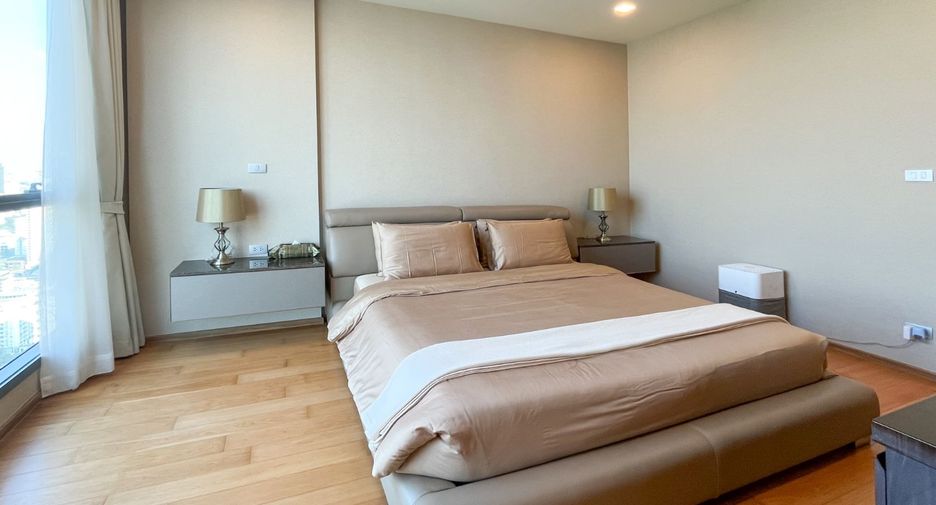 For sale 3 bedrooms condo in Khlong Toei, Bangkok