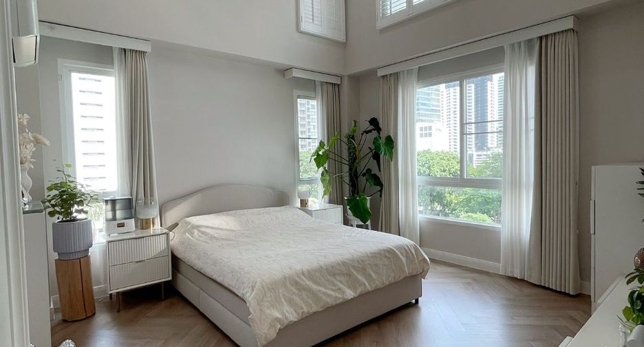 For sale 3 bedrooms condo in Watthana, Bangkok