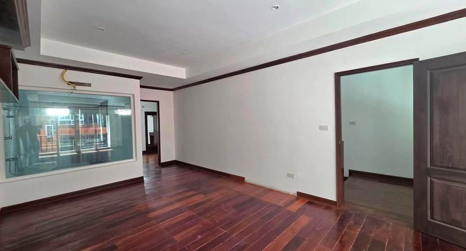 À louer 4 chambres local commercial à Bang Lamung, Chonburi