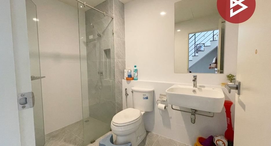 Casa adosada en venta de 3 habitaciones en Phra Pradaeng, Samut Prakan