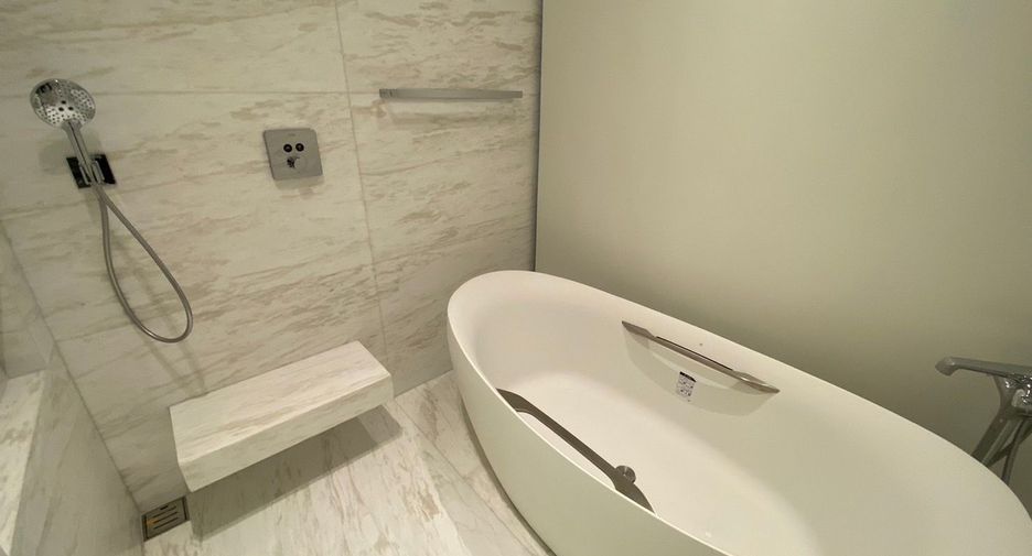 For rent 2 bedrooms condo in Pathum Wan, Bangkok