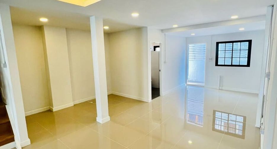 For sale 2 bedrooms townhouse in Bang Kapi, Bangkok