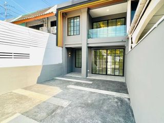 For sale 2 bedrooms townhouse in Bang Kapi, Bangkok