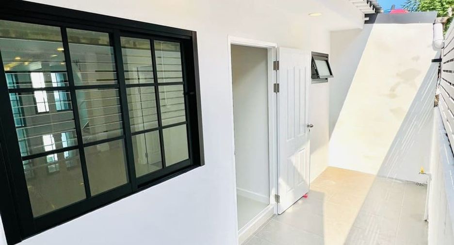 For sale 2 bedrooms townhouse in Bang Kapi, Bangkok