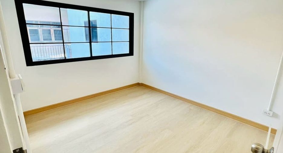 For sale 2 bedrooms townhouse in Bang Kapi, Bangkok