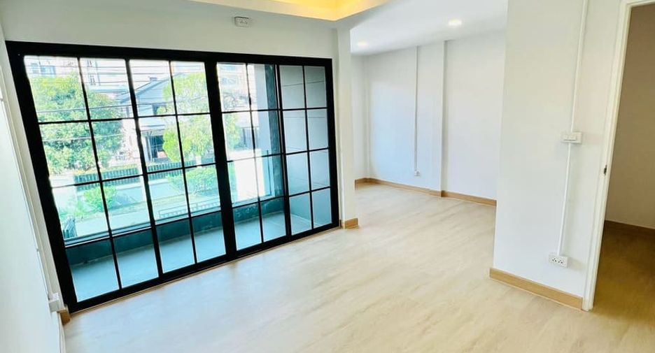 For sale 2 bedrooms townhouse in Bang Kapi, Bangkok