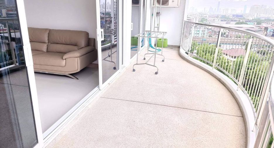 For rent 3 bedrooms condo in Yan Nawa, Bangkok