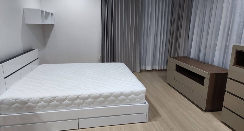For rent 3 bedrooms condo in Yan Nawa, Bangkok