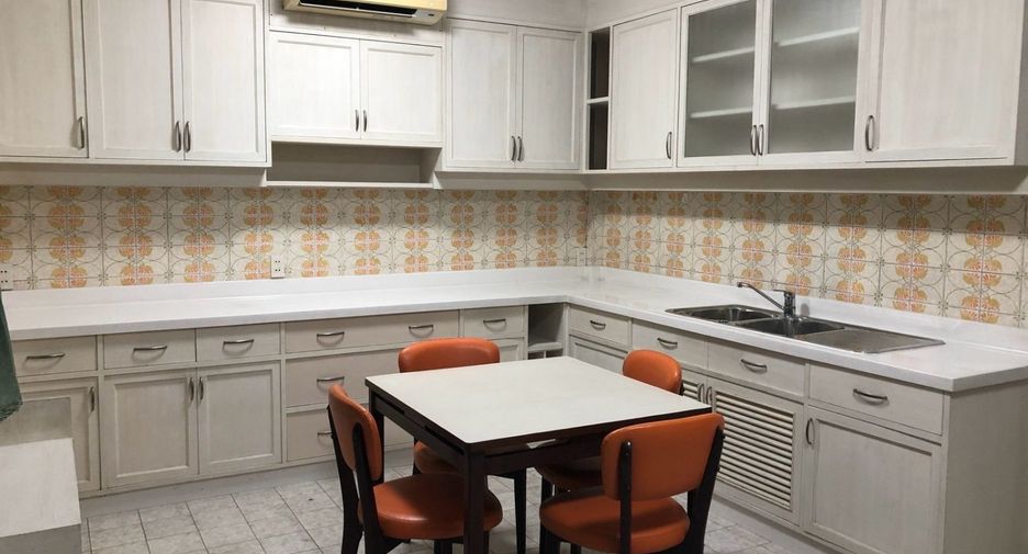 For rent 5 bedrooms house in Bang Na, Bangkok