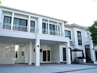 Casa en alquiler de 6 habitaciones en Lat Krabang, Bangkok