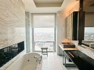 Condo en alquiler de 3 habitaciones en Khlong San, Bangkok