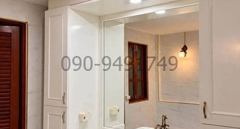 For sale 3 bedrooms house in Huai Khwang, Bangkok