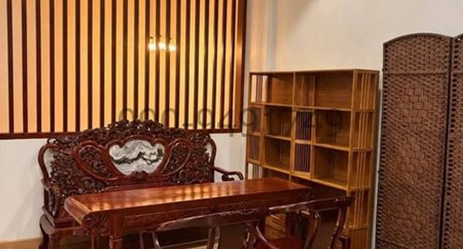 For sale 3 bedrooms house in Huai Khwang, Bangkok