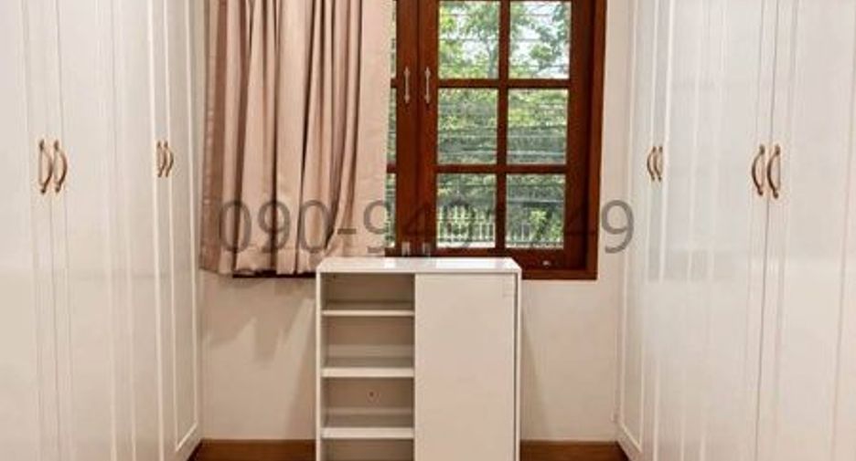 For sale 3 bedrooms house in Huai Khwang, Bangkok