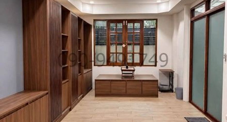 For sale 3 bedrooms house in Huai Khwang, Bangkok