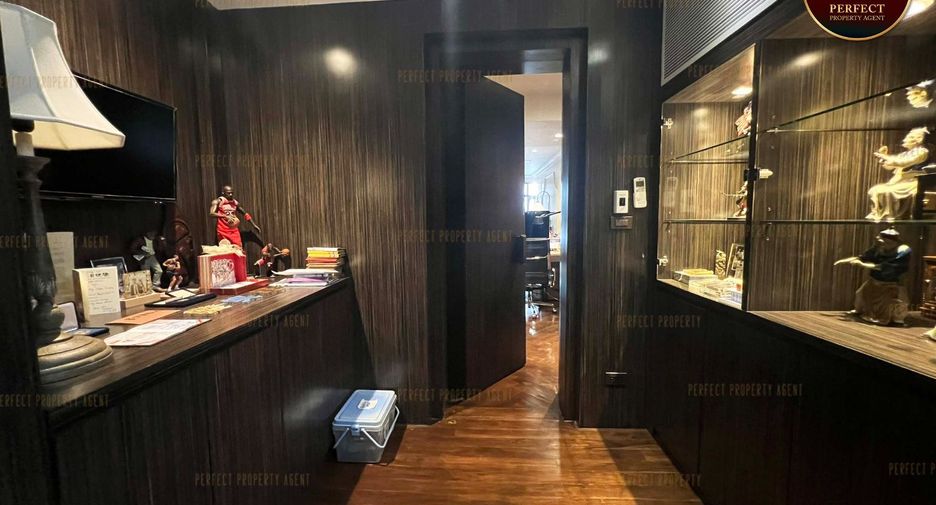 For sale 6 bedrooms house in Khlong Toei, Bangkok