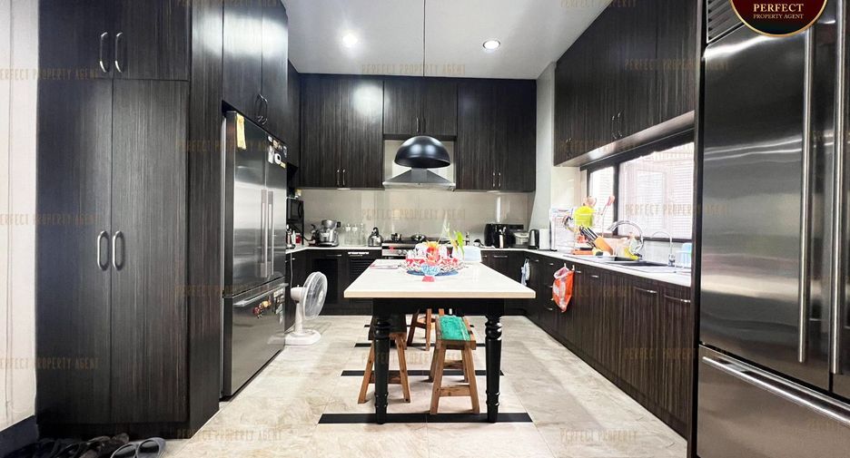 For sale 6 bedrooms house in Khlong Toei, Bangkok