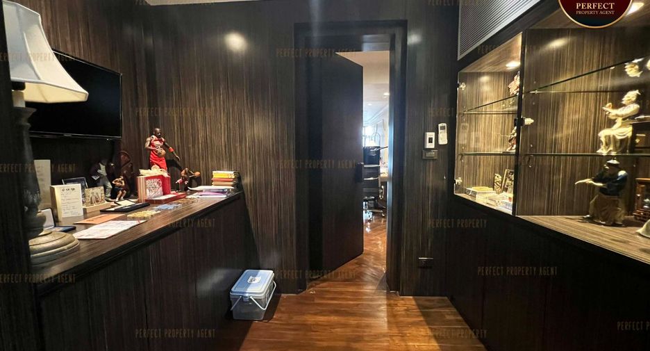 For sale 6 bedrooms house in Khlong Toei, Bangkok