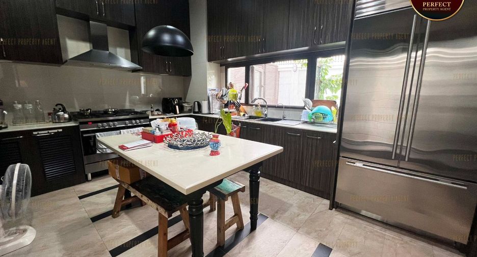 For sale 6 bedrooms house in Khlong Toei, Bangkok