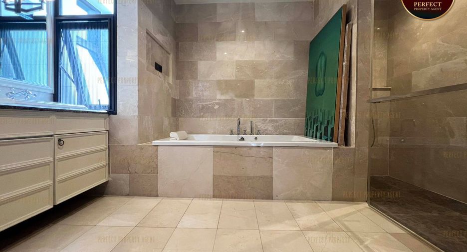 For sale 6 bedrooms house in Khlong Toei, Bangkok