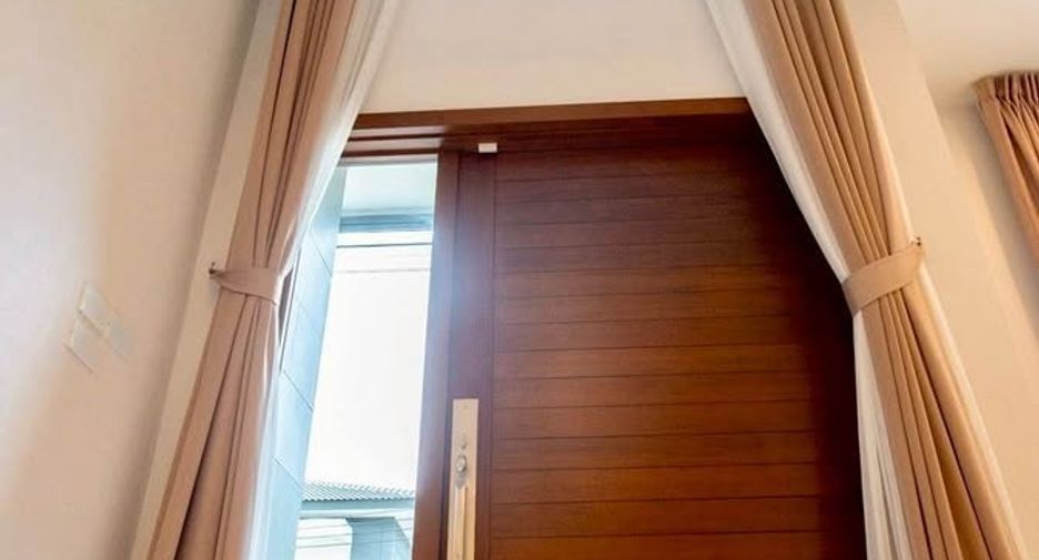 Casa en alquiler de 5 habitaciones en Bang Phli, Samut Prakan