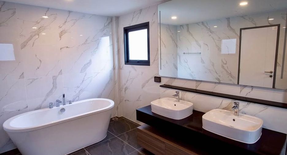 Casa en alquiler de 5 habitaciones en Bang Phli, Samut Prakan