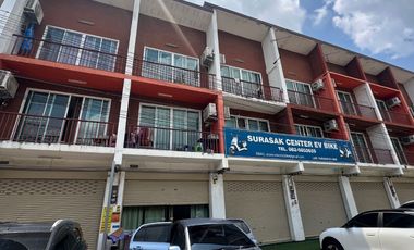 Local comercial en venta de 5 habitaciones en Si Racha, Chonburi
