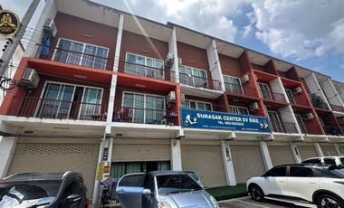 Local comercial en venta de 5 habitaciones en Si Racha, Chonburi