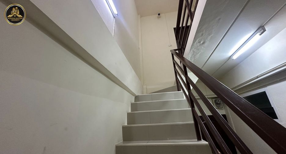 Local comercial en venta de 5 habitaciones en Si Racha, Chonburi