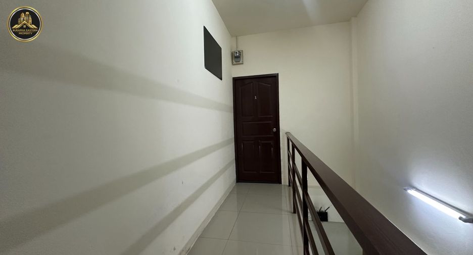 Local comercial en venta de 5 habitaciones en Si Racha, Chonburi