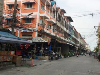 À vendre 11 chambres local commercial à Mueang Samut Prakan, Samut Prakan