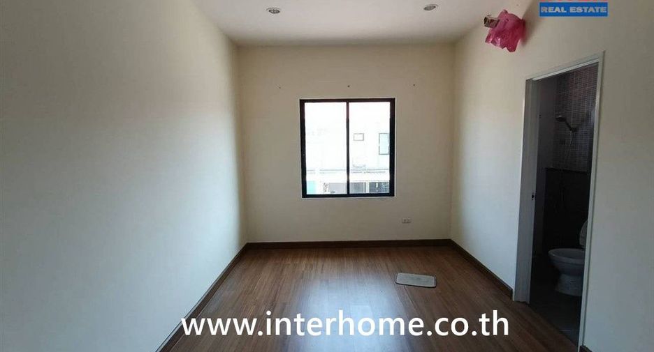 For sale 4 bedrooms townhouse in Mueang Samut Sakhon, Samut Sakhon