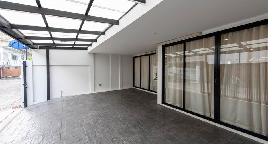 Haus zur Miete mit 5 Zimmer in Watthana, Bangkok