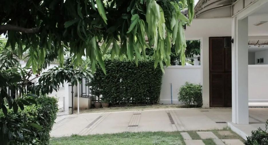 For rent 4 bedrooms house in Mueang Chiang Mai, Chiang Mai