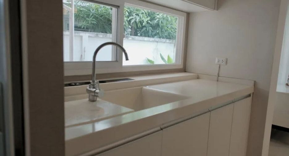 For rent 4 bedrooms house in Mueang Chiang Mai, Chiang Mai