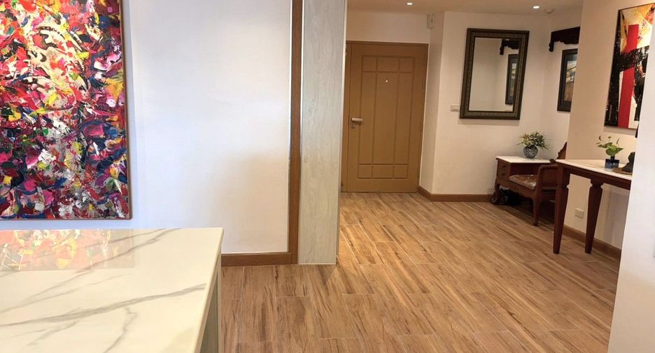 For sale 4 ベッドルーム condo in Watthana, Bangkok