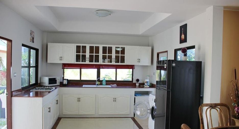 Casa en alquiler de 3 habitaciones en Bang Lamung, Chonburi