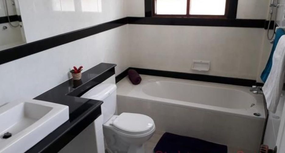 Casa en alquiler de 3 habitaciones en Bang Lamung, Chonburi